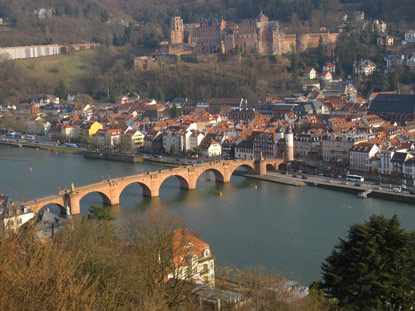 Burgensteig: In Heidelberg-Neuenheim verläuft der 2 km lange Philosophenweg  Von hier aus blickt man auf die Heidelberger Altstadt und das Schloss.