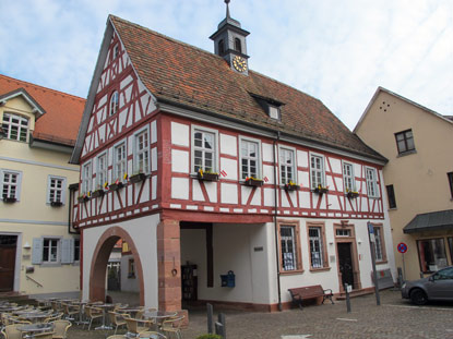 Burgensteig Odenwald: Direkt am Marktplatz von Schriesheim ist das Alte Rathaus. 