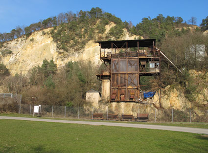 Burgensteig Odenwald: Die alte Brecheranlage im stillgelegten Leferenz- Porphyrsteinbruch oberhalb von Dossenheim