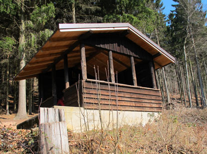 Die Zimmerholz-Hütte wurde zum Gedenken an den Gründer der  Ortsgruppe Dossenheim des Odenwaldklubs erbaut.