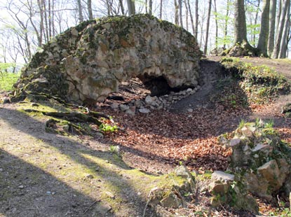Wandern Burgernsteig: Ruine Hirschburg  wurde bereits um 1300 zerstört und durfte nicht wieder aufgebaut werden ("zerbrochene Burg"). 