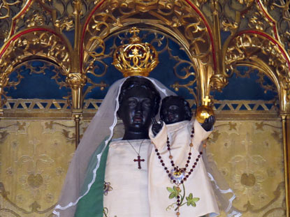 Wandern im Odenwald: Der  Marienaltar in der Wallfahrtskirche von Leutershausen zeigt das Gnadenbild der Schwarzen Madonna.