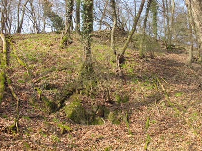 Burgensteig Odenwald: Ruine Schanzenköpfle. Heute sind nur noch Wälle zu erkennen.