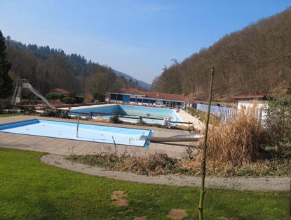 Burgensteig Odenwald: Das an der Talstraße gelegene Waldschwimmbad von Schriesheim