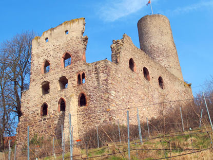 Burgensteig Odenwald: Die von Konrad von Strahlenburg widerrechtlich errichtet Strahlenburg ist heute das Wahrzeichen der Stadt  Schriesheim