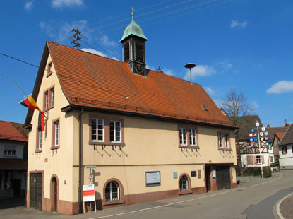 Burgensteig Odenwald Hohensachsen: Nach der Zerstörung durch französische Truppen 1674 wurde auf den Fundamenten das heutige Rathaus 1686 erbaut.