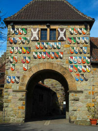 Das Wappentor der  Wachenburg in Weinheim