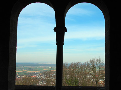 Blick vom Burghof der Wachenburg auf Weinheim