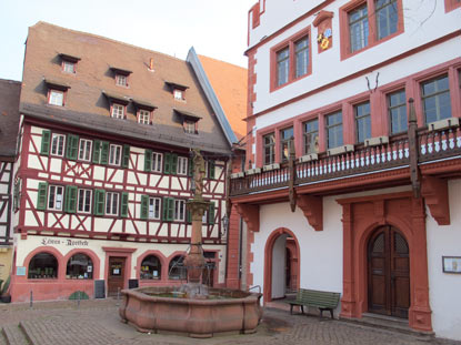 Burgensteig Bergstraße: Das Alte Rathaus von 1557, der Marktbrunnen und die Löwenapotheke vom Beginn des 17. Jh. befinden sich am Marktplatz von Weinheim.
