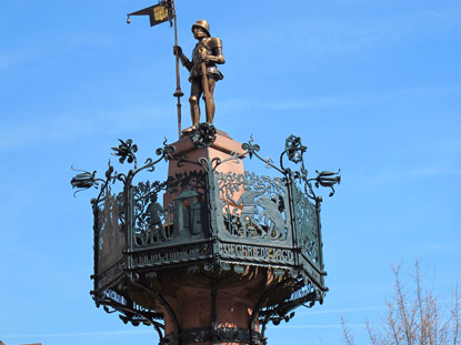 Der Rodensteiner Brunnen in Weinheim zeigt Sagen und Geschichten aus dem Odenwald.