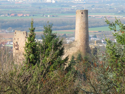 Odenwald Wandern:Blick vom Ehrenmal „Infanterie-Regiment 469" auf die Burg Windeck 