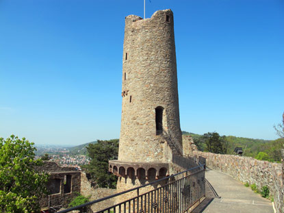 Der Turm der Windeck. Die Windeck war Schutzburg des Klosters Lorsch und wurde im  11. Jh. erbaut
