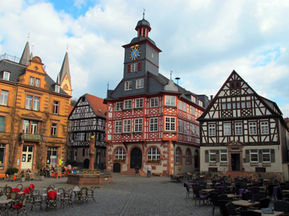 Wandern Odenwald: Der Marktplatz von Heppenheim ist umgeben von Fachwerkhäusern