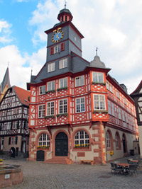 Burgensteig Odenwald: Das schönste Fachwerkhaus in Heppenheim ist das Alte Rathaus am Großen Markt