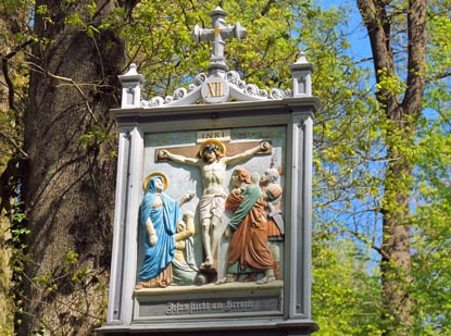 Burgensteig Odwnwald: Heute zeigen am Kreuzberg 14 gusseiserne Bilder den Leidensweg Christi