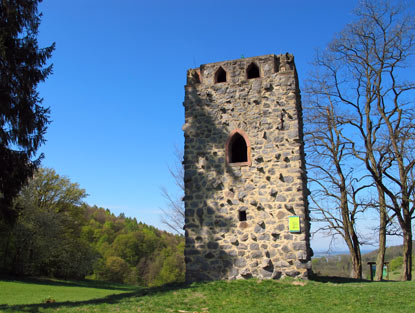 Wandern auf dem Burgensteig: Der Waldnerturm wurde im 19. Jh. erbaut
