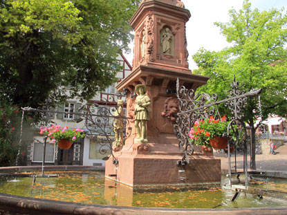Wanderung Burgensteig: Marktbrunnen (1896) in Bensheim