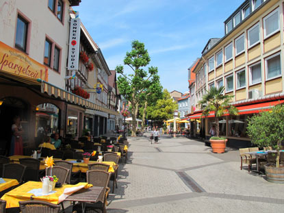 Burgensteig: Die Fußgängerzone von Bensheim mit ihren zahlreichen Cafés