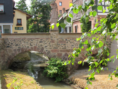 Burgensteig Wanderung: Mittelbrücke über die Lauter verbindet die Altstadt von Bensheim mit der Vorstadt