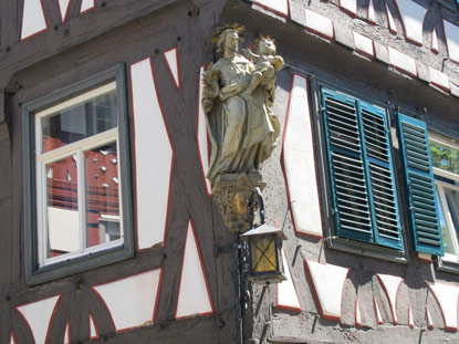 Bensheim Wanderung Burgensteig: Figur des Heiligen Joseph am Haus Fleck 