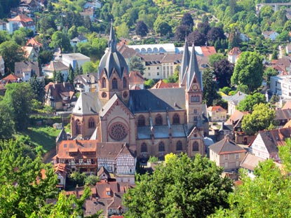 Blick vom Schlossberg auf die katholische St. Peter Kirche in Heppenheim, im Volksmund „Dom der Bergstraße“ genannt