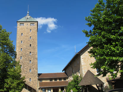Wanderung Odenwald: Der Bergfried der Starkenburg ist ein Neubau aus dem Jahre 1930. Wegen Baufälligkeit wurde 1924 der alte Bergfried gesprengt .