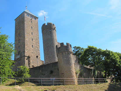 Wanderung auf dem Burgensteig: Ruine Starkenburg bei Heppenheim