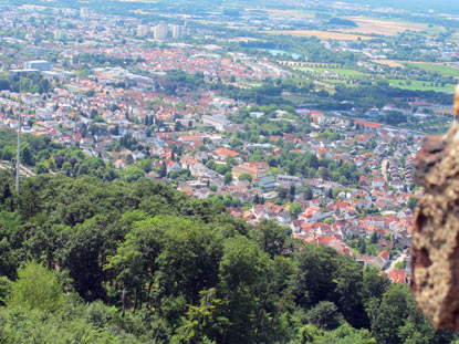Burgensteig Bergstrtaße: Blick vom Auerbacher Schloss in die Rheinebene und auf die Stadt Bensheim-Auerbach