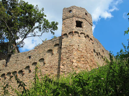 Wanderung auf dem Burgensteig: Die erste (niedrigere) Wehrmauer des Auerbacher Schlosses 