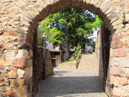 Burgensteig Odenwald Wanderung: Eingangstor zur Burganlage Auerbacher Schloss.
