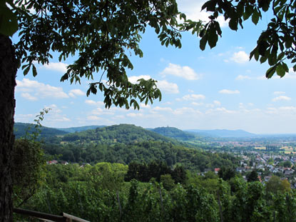 Burgensteig Odenwald: Blick vom Kirchberghäuschen  Im Hintergrund der Hemsberg und Schlossberg ( Starkenburg)
