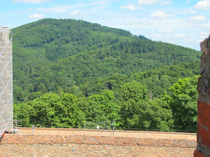 Burgensteig Bergstraße: Blick vom Schloss Auerbach auf den 517 m hohe Melibokus 