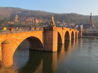 Alte Brücke mit dem Heidelberger Schloss. 
