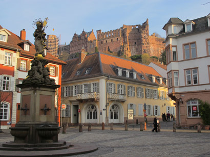 Blick vom Kornmarkt im Zentrum von Heidelberg auf das Heidelberger Schloss