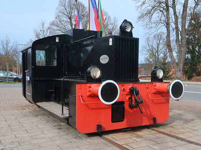Vor dem Bahnhof von Erbach steht eine Dampflokomotive