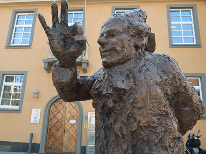 Ober-Ramstadt. Georg Christoph Lichtenberg Statue steht vor dem Rathaus
