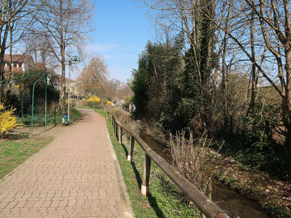 Wanderweg durch Ober-Ramstadt entlang dem Fluss