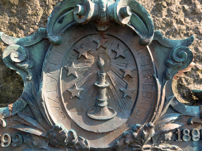 Wappen der Waldenser an einem Denkmal in Rohrbach im Odenwald