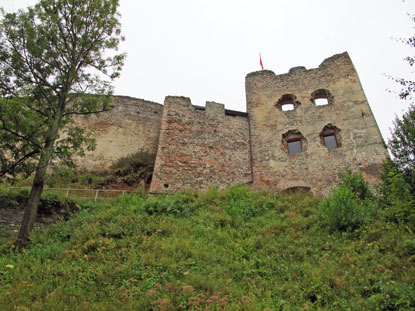 Zips: Die polnische Burg von Czorstyn wurde  gegenüber der ungarischen Burg Niedzica zur Grenzsicherung erbaut.
