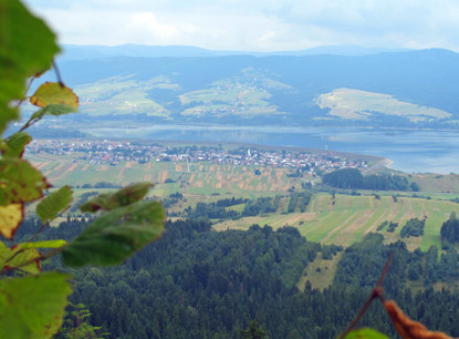 Zips: Vom Berg Żar (882 mVom Berg Żar (882 m) blickt man auf den Ort Frydman (Friedmann), den Jezioro Czorsztyńskie (Dunajetz-Stausee) und Gorce-Gebirge.