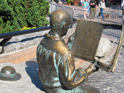 Zakopane: Denkmal für einen Zeitungsleser im Zentrum von Zakopane.