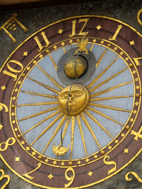 Diese astronomische Uhr an der Südseite des Alten Rathauses von Breslau stammt aus dem Jahre 1580 und zeigt nur die Stunden.