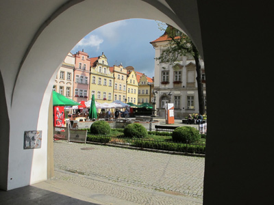Ein Arkadenrundgang umschließt den Rynek (Rathausplatz) von Jelenia Góra (Hirschberg)