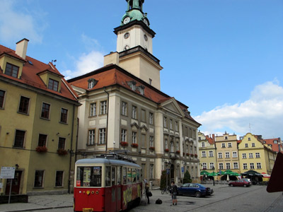 Das Rathaus steht in der Mitte des Marktplatzes von Jelenia Góra (Hirschberg)