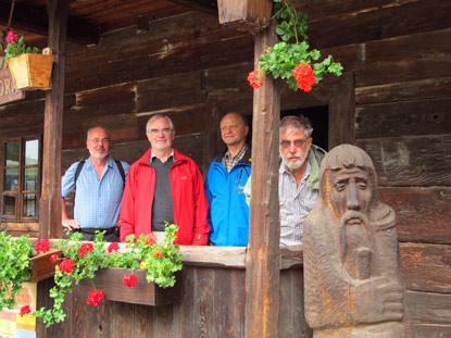 Am Eingang zu einem Restaurant im Freilichtmuseum von Sanok (von links: Harald, Wolfgang, Felix, Klaus)