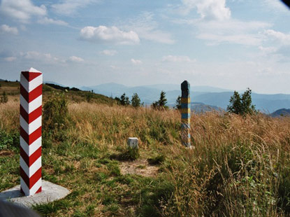 Grenzpfähle (Vordergrund Polen, Hintergrund Ukraine) markieren die Außengrenze der EU (