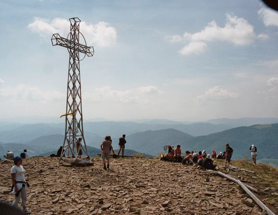 Tarnica 1.346 m  Das Metall-Gipfelkreuz ist zu Ehren des Papstes Johannes Paul II errichtet 
