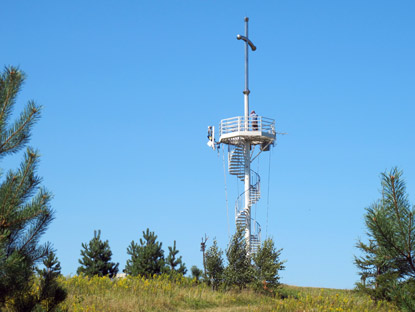 Aussichtsturm und Sendemast auf dem 567 m hohen Grzywacka Góra 