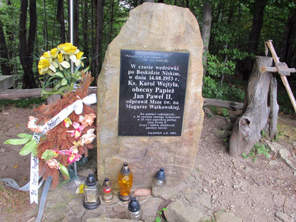 Am Magura erinnert ein Stein, dass diese Strecke auch Karol Wojtyła, der spätere Papst Jan Paweł II, gewandert ist.