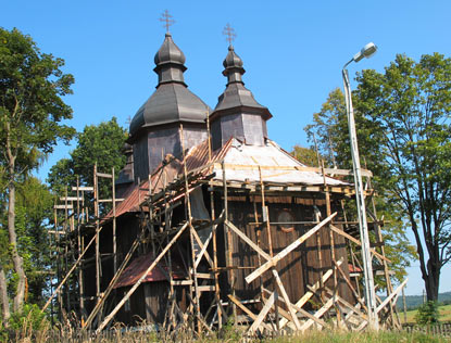 Die ehemals griechisch-katholische Kirche St. Cosma und Damian in Krzywa war leider eingerüstet.